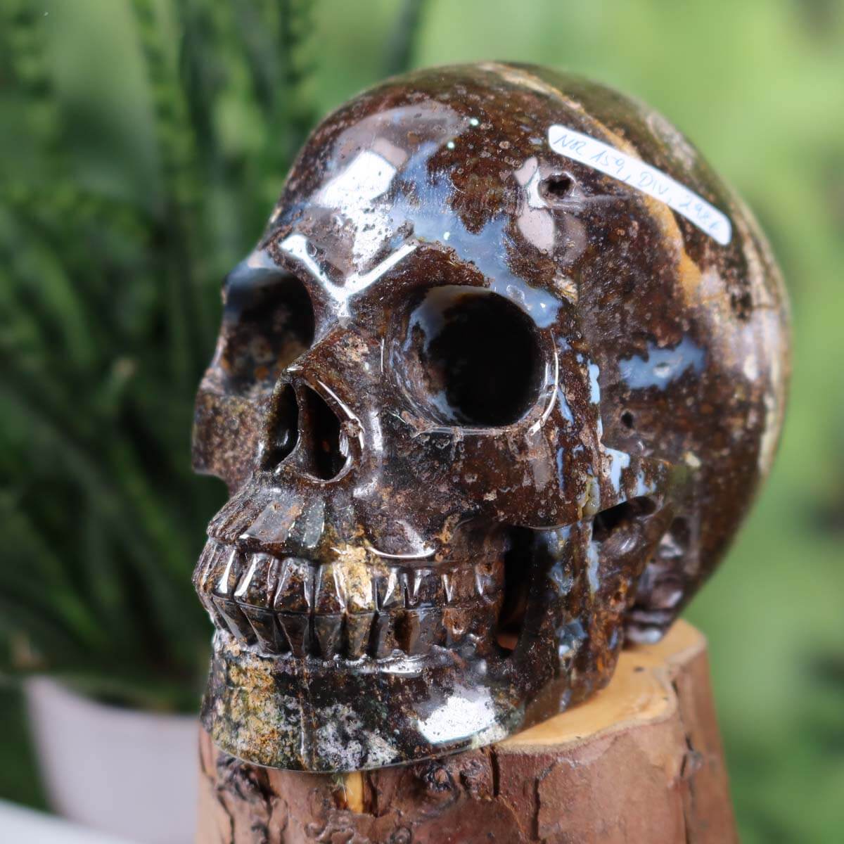 Handcrafted large crystal skull made of natural stone, 12x9 cm, unique gemstone totenkopf for sale. Kristallschädel online kaufen.