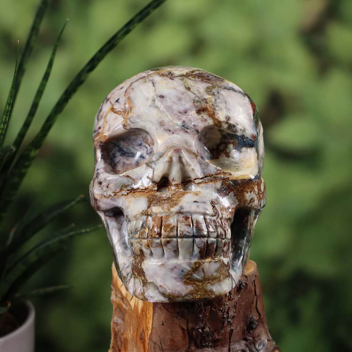 Großer XL Kristall Schädel aus Naturstein mit außergewöhnlichen Mustern, handgefertigt, Steinwelten, Kristall Schädel online kaufen.