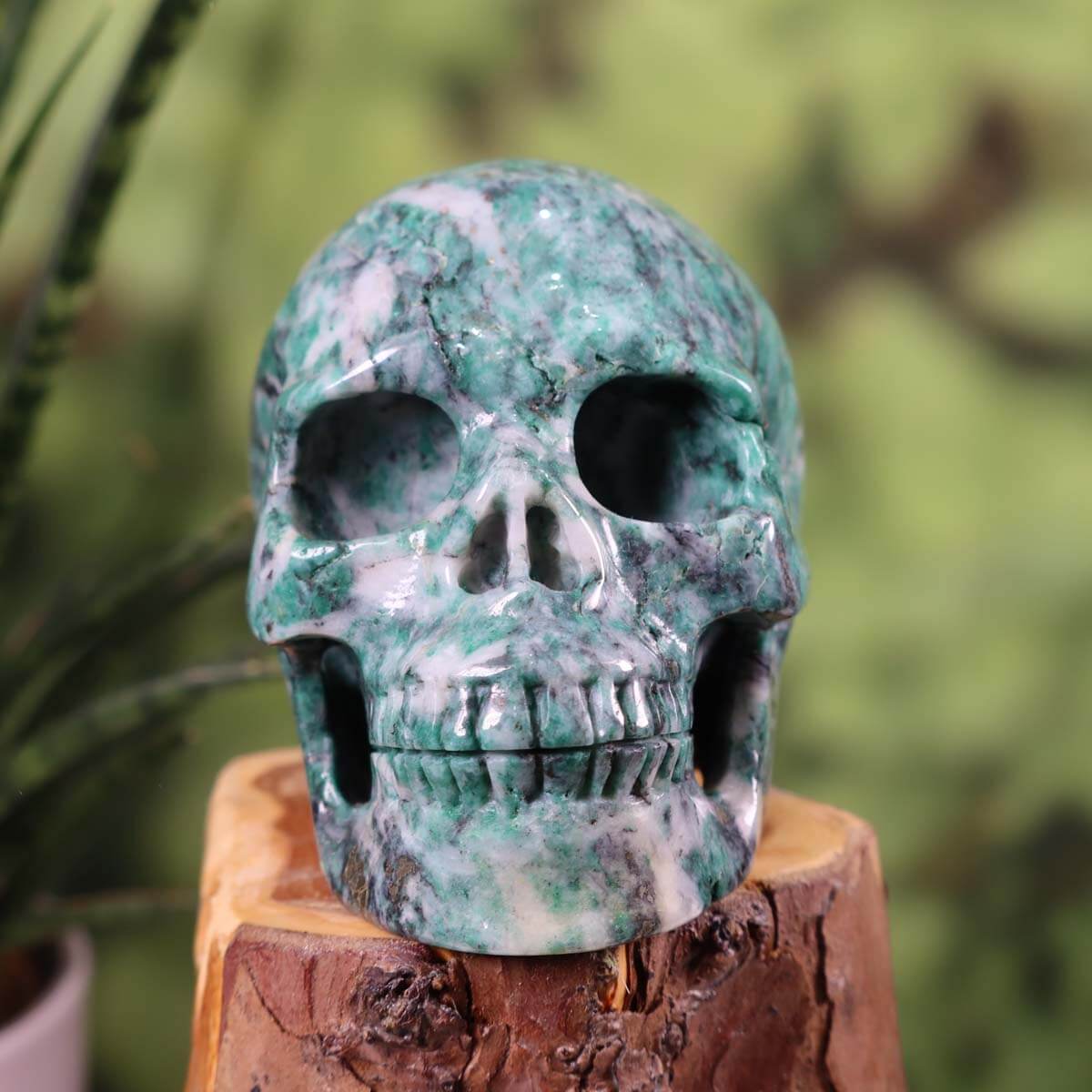 Echter grüner Kristall Schädel, handgefertigt aus Naturstein, 10x8 cm. Unikat von Steinwelten. Kristall Schädel online kaufen.