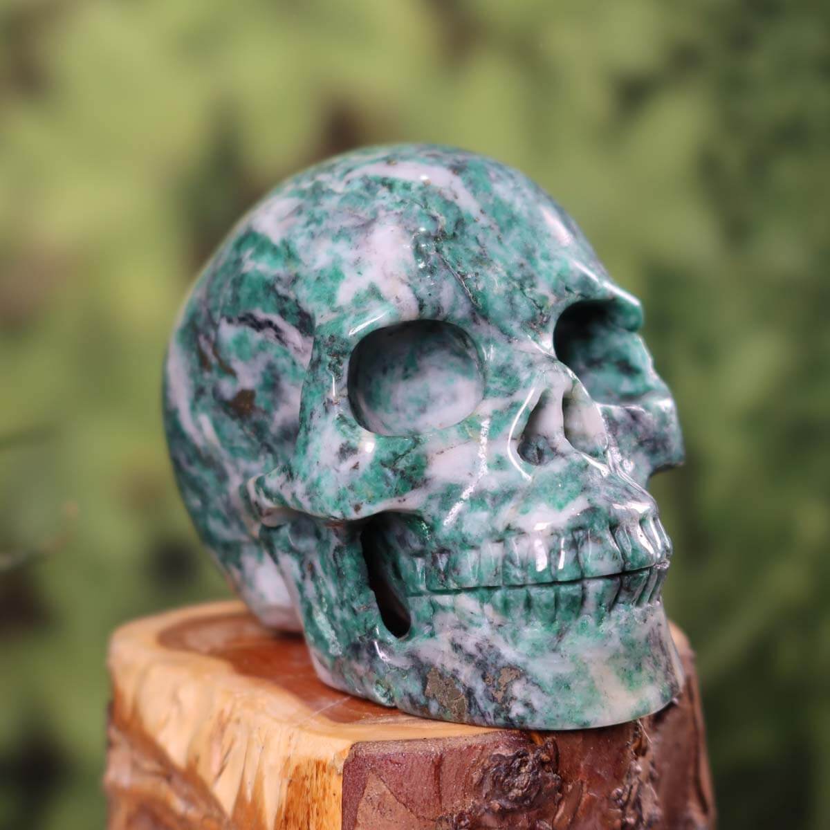 Echter grüner Kristall Schädel, handgefertigt aus Naturstein, 10x8 cm. Unikat von Steinwelten. Kristall Schädel online kaufen.