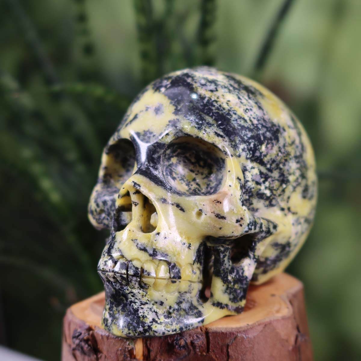 Handcrafted crystal skull from natural stone, unique patterns, 10x8 cm, collectible - Buy crystal skull online at Steinwelten.