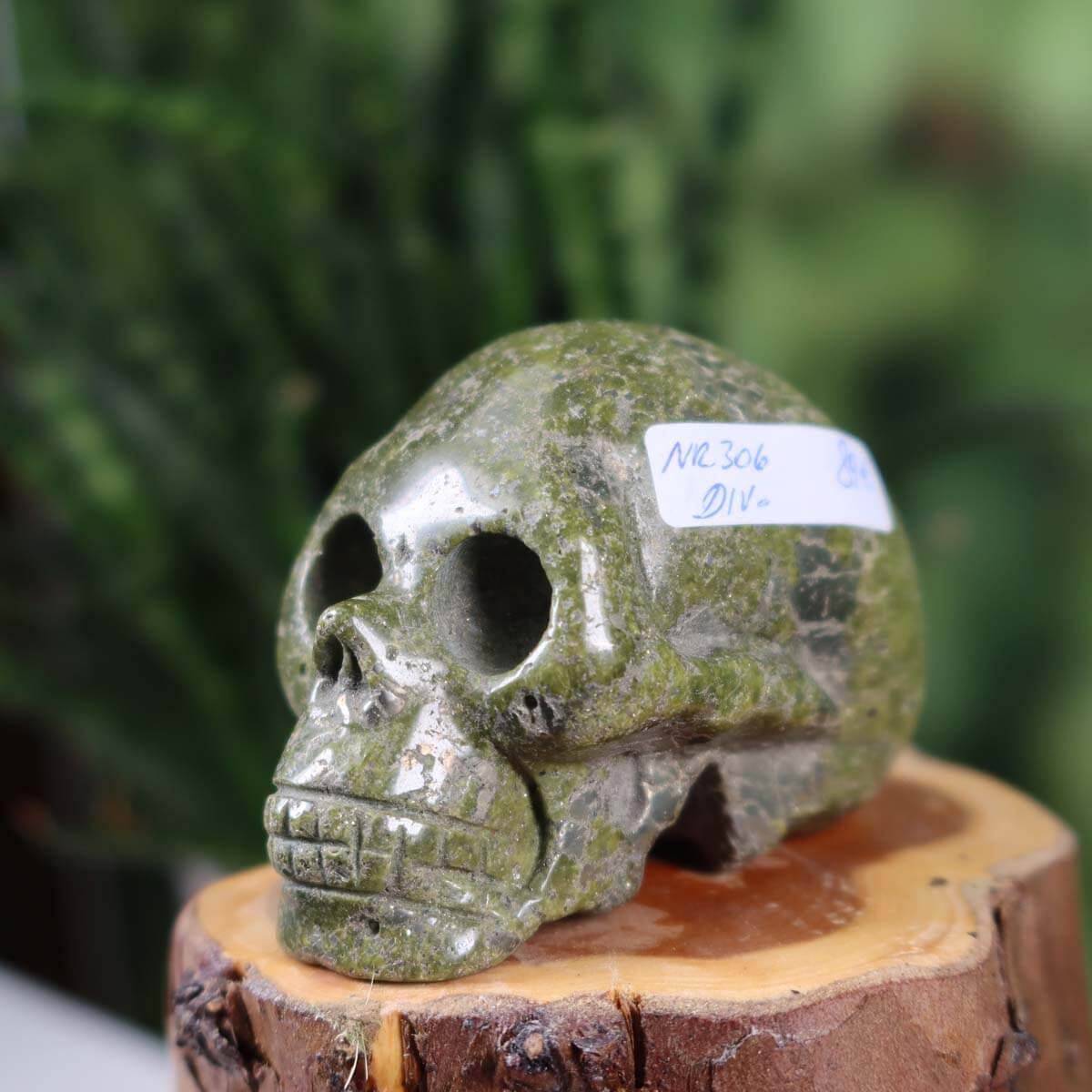Grüner Kristall Schädel aus Naturstein mit außergewöhnlichem Muster auf Holzsockel, Steinwelten Kollektion, online kaufen.