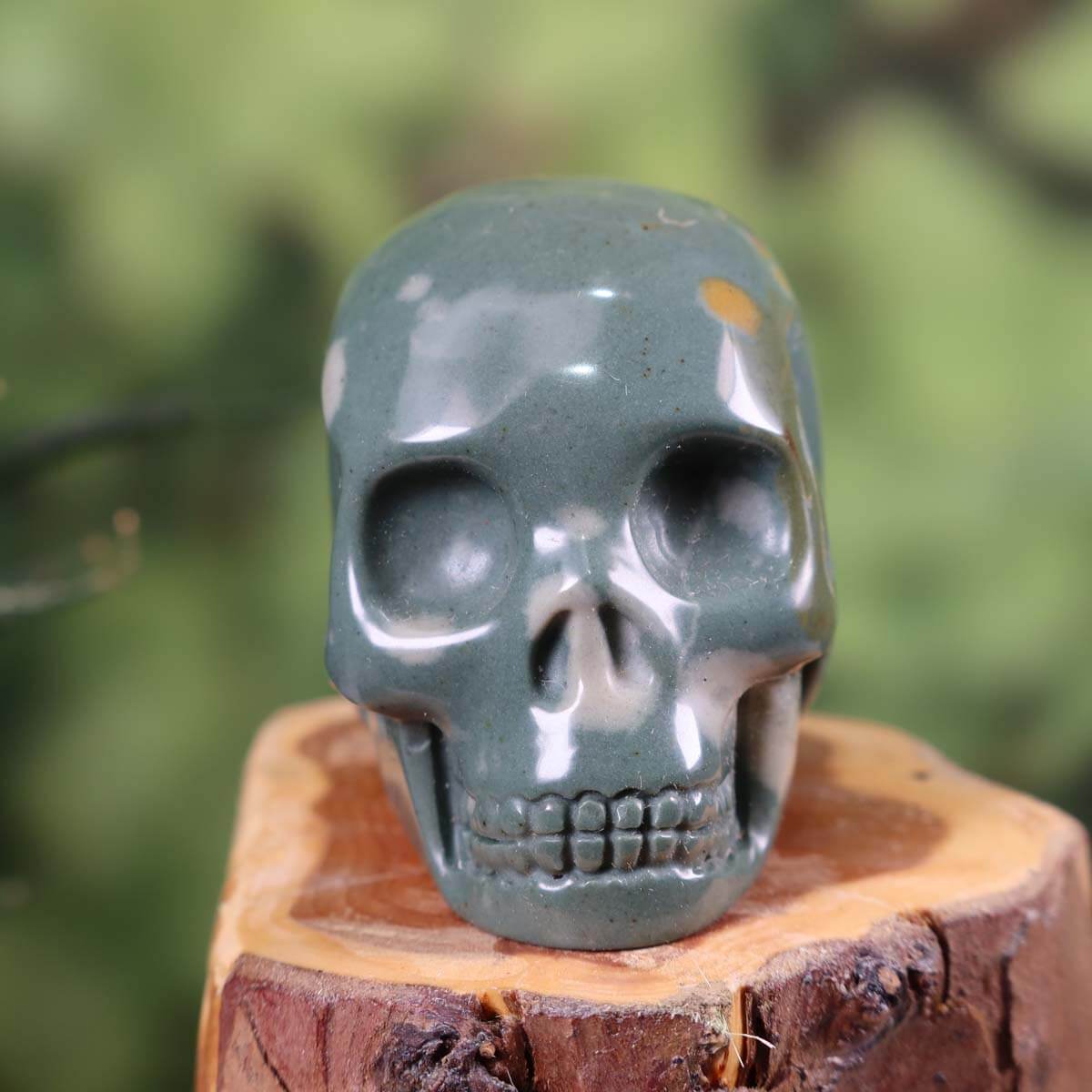 Echter Kristall Schädel aus Naturstein handgefertigt, ca. 7x6 cm, online bei Steinwelten kaufen.