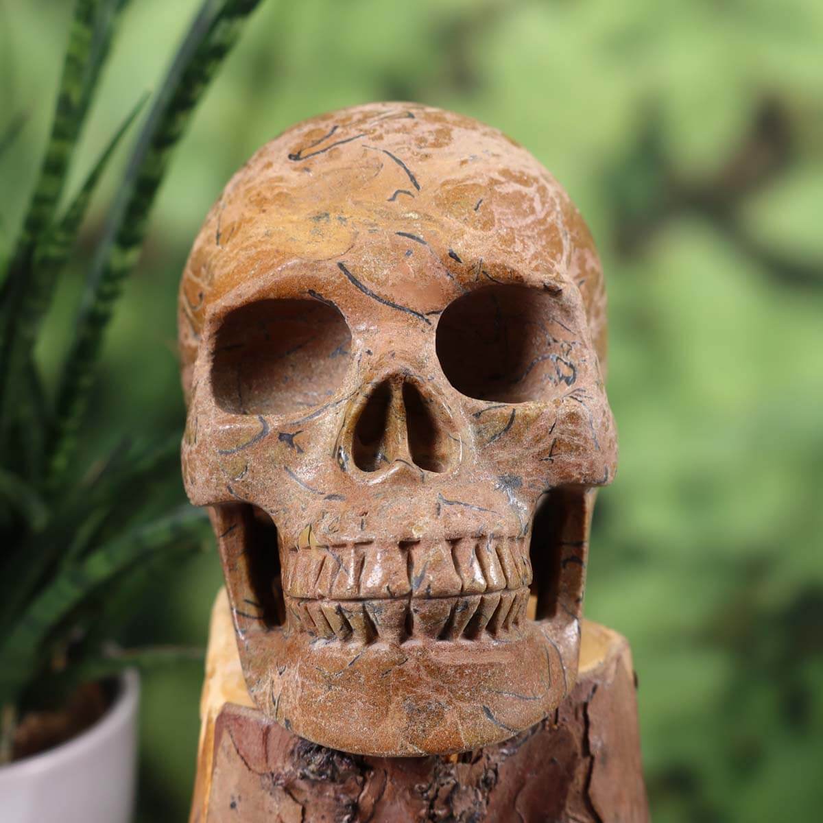 Natural stone crystal skull handcrafted, 12x9 cm, unique gemstone design with intricate details, Echter Kristall Schädel.