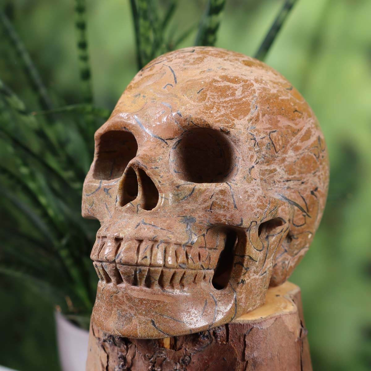 Natural stone crystal skull handcrafted, 12x9 cm, unique gemstone design with intricate details, Echter Kristall Schädel.