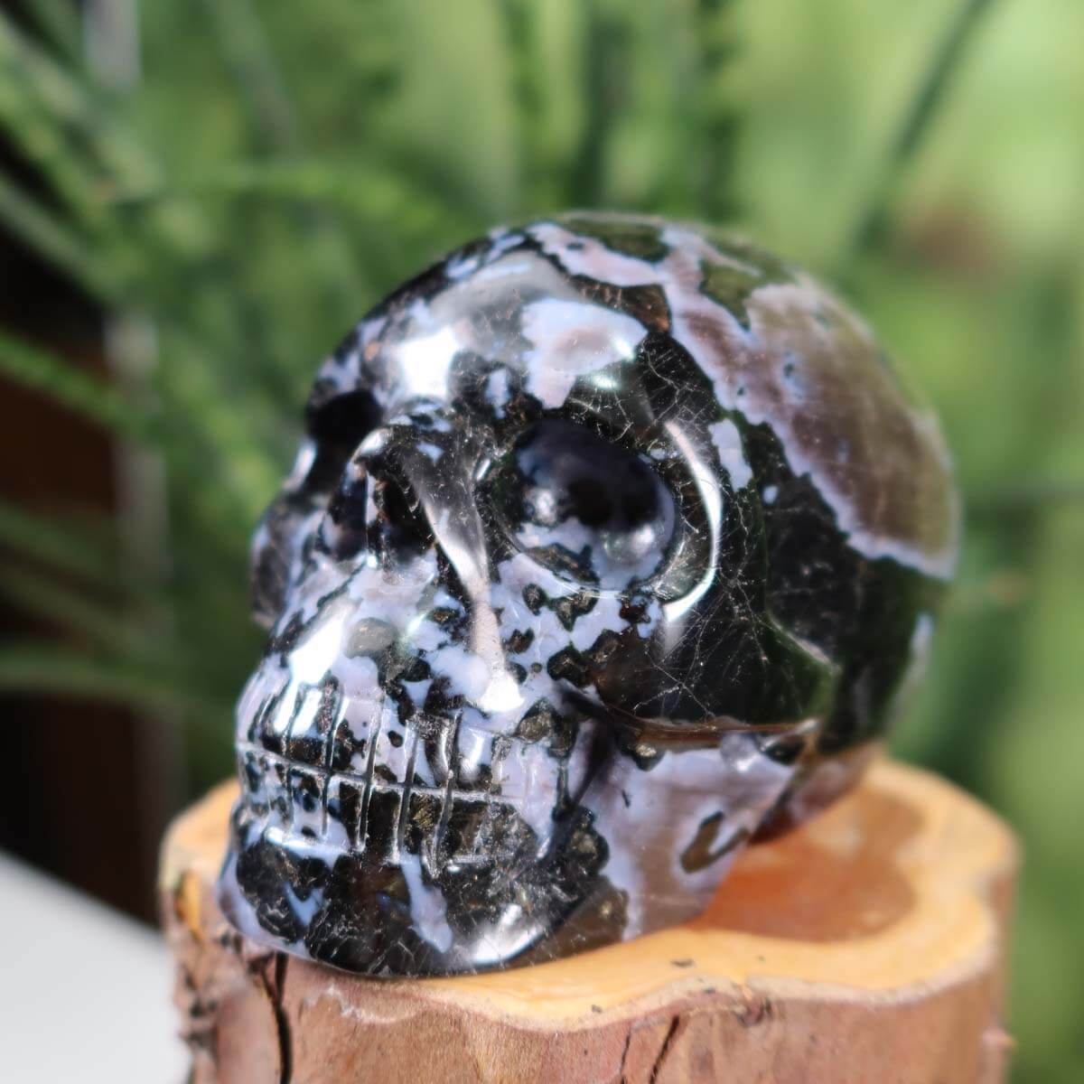 Echter handgefertigter Kristall Schädel aus Gabbro Stein, einzigartiges Design, 9x7 cm, ideal für Edelsteinliebhaber.