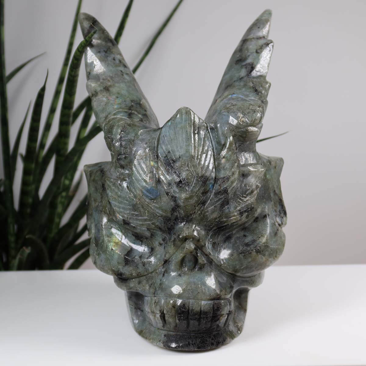 Echter großer XL Kristall Totenkopf aus Labradorit, handgefertigt, Steinwelten Sammlerstück, außergewöhnliche Form, 20x14 cm, Nr. 103