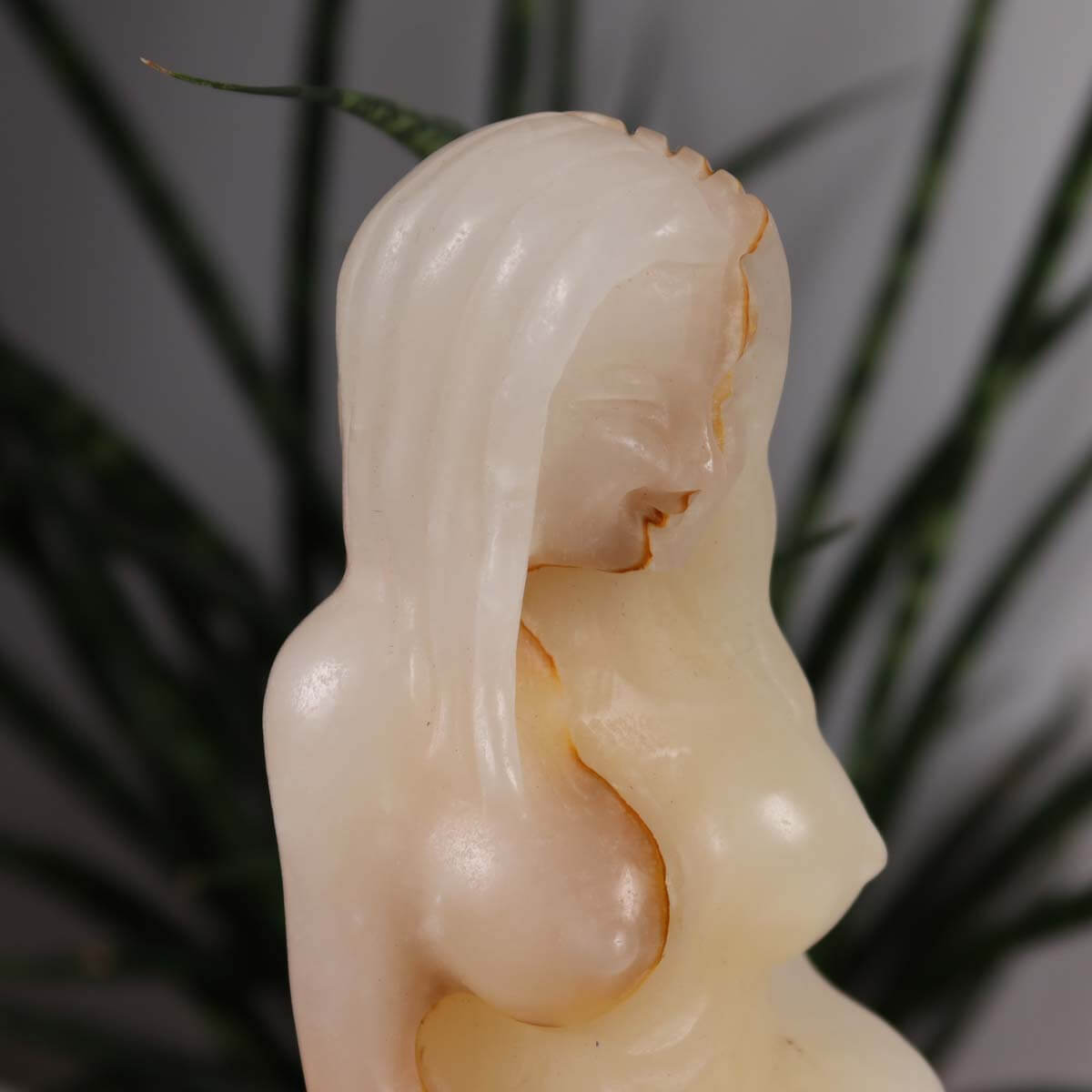 Handcrafted Onyx Marble Crystal Skull with Female Figure, Unique Collectible, XL Size, Available at Graz Mineralien & Edelsteine.