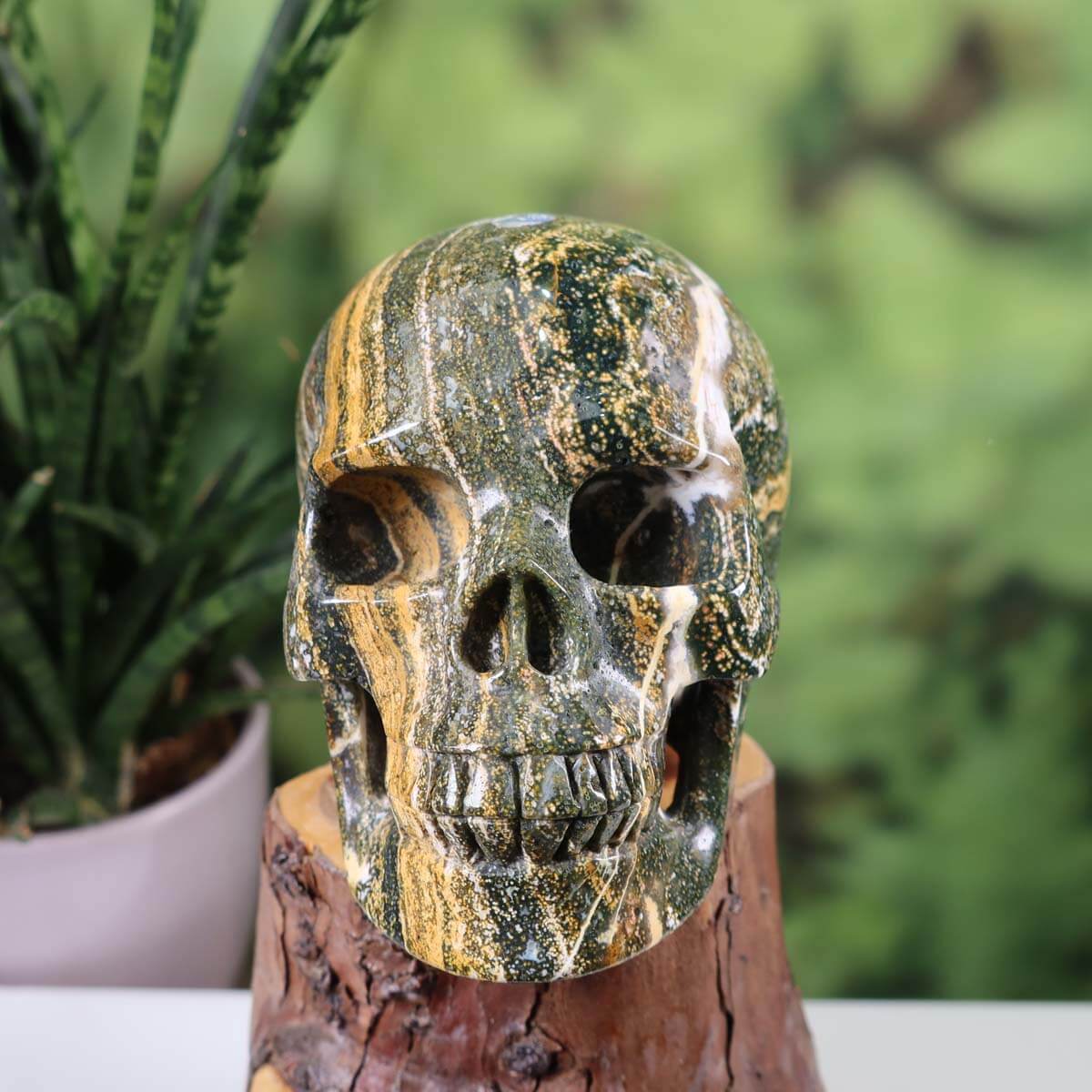 Echter großer Kristallschädel aus Ozeanchalcedon, handgefertigt, Sammlerstück, 12x10 cm, einzigartiger Edelstein-Totenkopf.