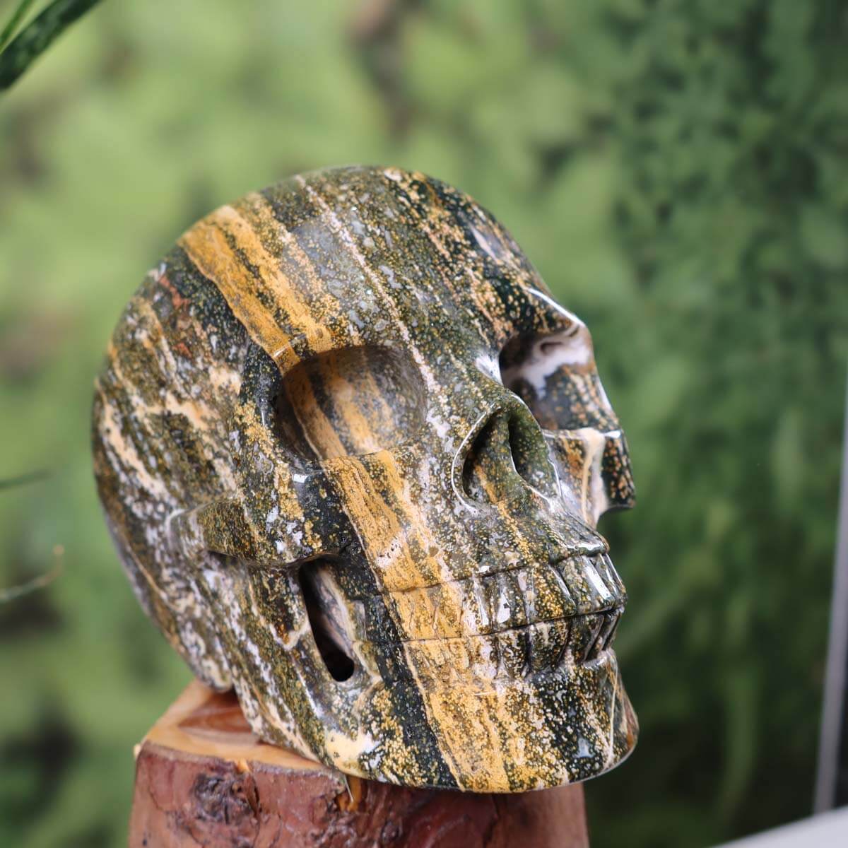 Echter großer Kristallschädel aus Ozeanchalcedon, handgefertigt, Sammlerstück, 12x10 cm, einzigartiger Edelstein-Totenkopf.