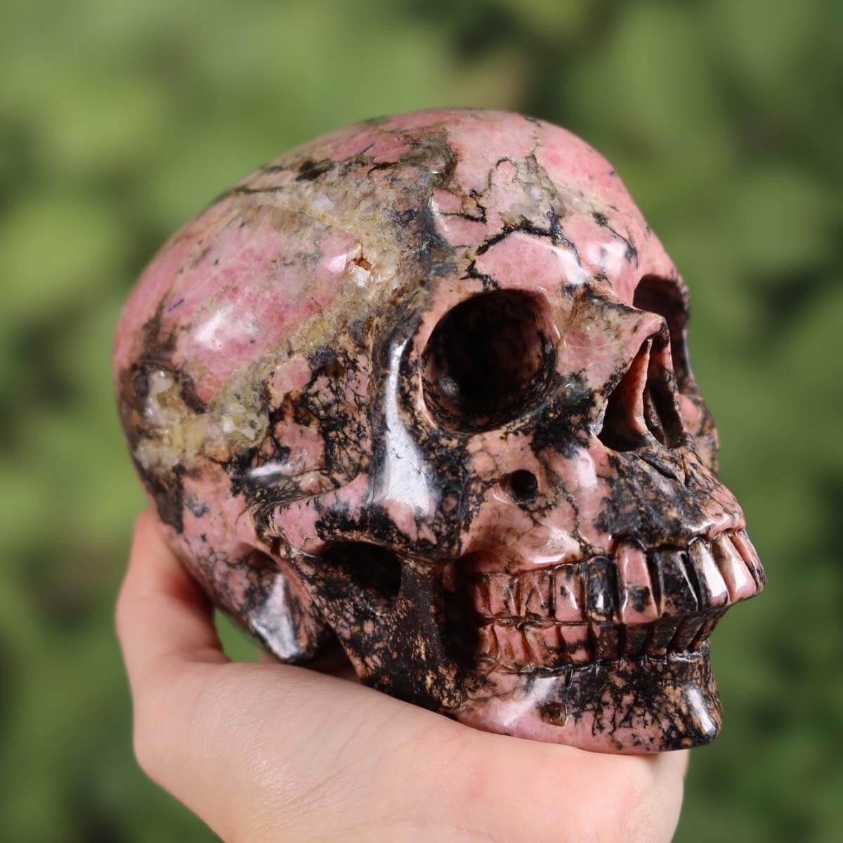 Echter großer Kristall Schädel aus Rhodonit in Hand, Sammlerstück 12x10 cm, Graz Mineralien Edelsteine