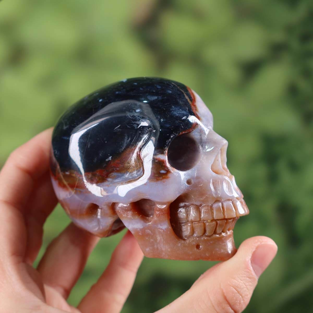 Echter Kristall Schädel aus Sardonyx, 7x6 cm, handgefertigt. Einzigartiger Steinwelten Kristall online kaufen.