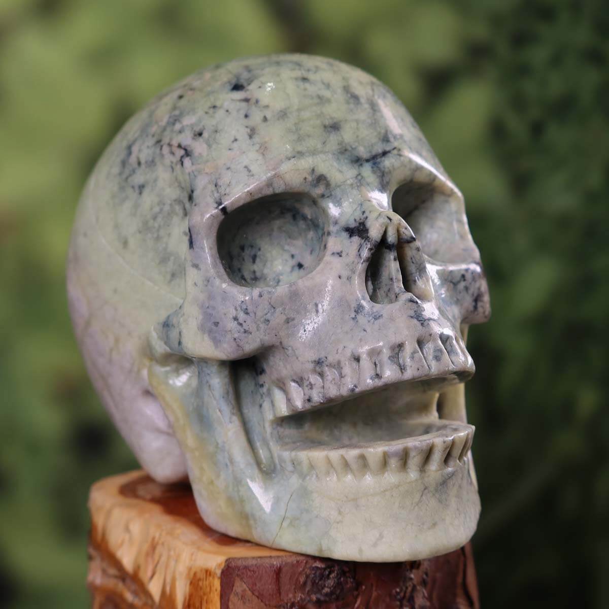 Echter großer Kristall Schädel aus Serpentin, handgefertigt, 12x10 cm, Unikat, Graz Mineralien und Edelsteine Amethyst Drusen.