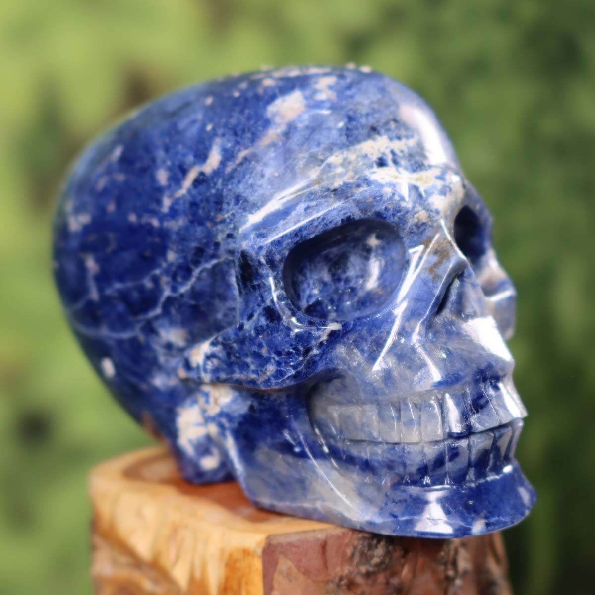 Echter Kristall Schädel aus Sodalith, handgefertigt, Sammlerstück, Mineralien und Edelsteine online kaufen, Steinwelten, 13x9 cm.