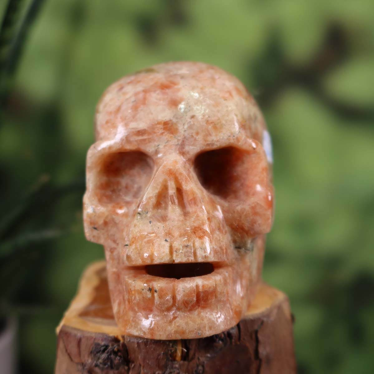 Handcrafted sunstone crystal skull, unique shape, 10x8 cm. Ideal mineral and gemstone collectible. Buy minerals online at Steinwelten.