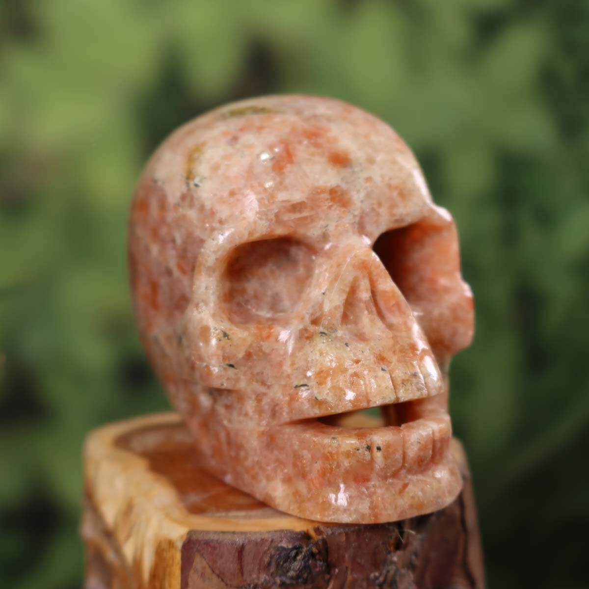 Handcrafted sunstone crystal skull, unique shape, 10x8 cm. Ideal mineral and gemstone collectible. Buy minerals online at Steinwelten.