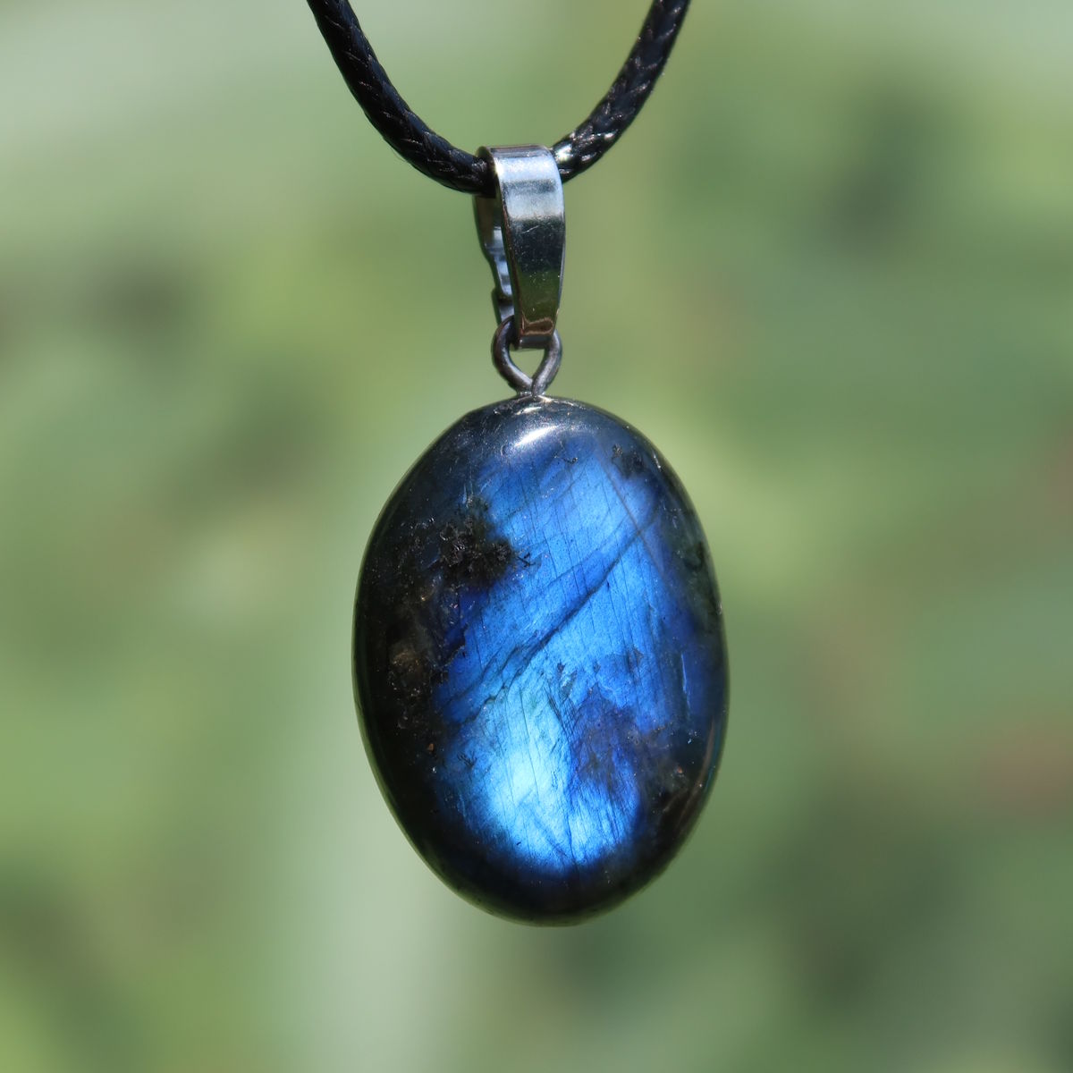 Natürlicher 1A Labradorit Anhänger, poliert mit Silberschlaufe 29mm - für Entspannung und Kreativität - UNIKAT Nr. 10 shimmer