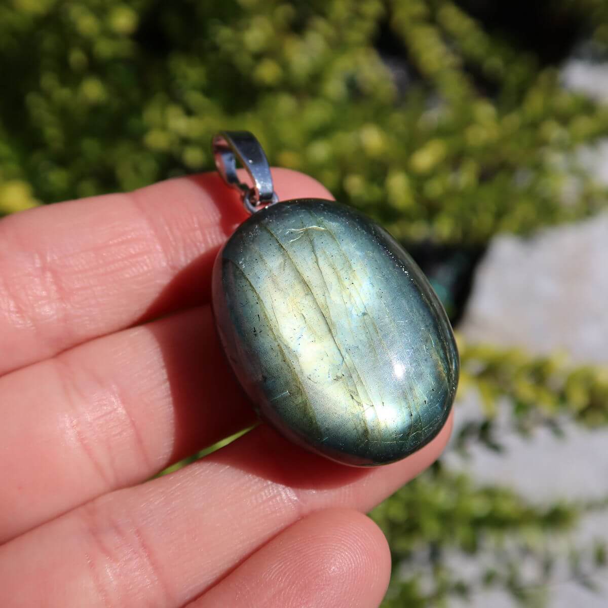 Natürlicher Labradorit Anhänger mit blauem Schimmer, poliert mit Silberschlaufe, einzigartiges UNIKAT aus Steinwelten Online Shop.