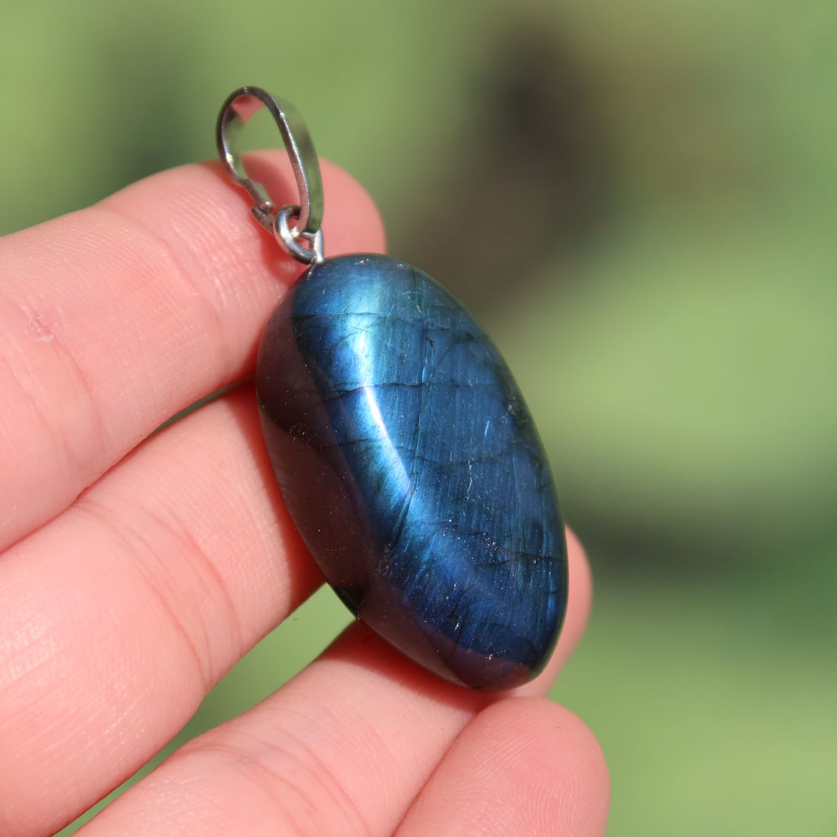 Natürlicher 1A Labradorit Anhänger, poliert mit Silberschlaufe 32mm - für Entspannung und Kreativität - UNIKAT Nr. 14