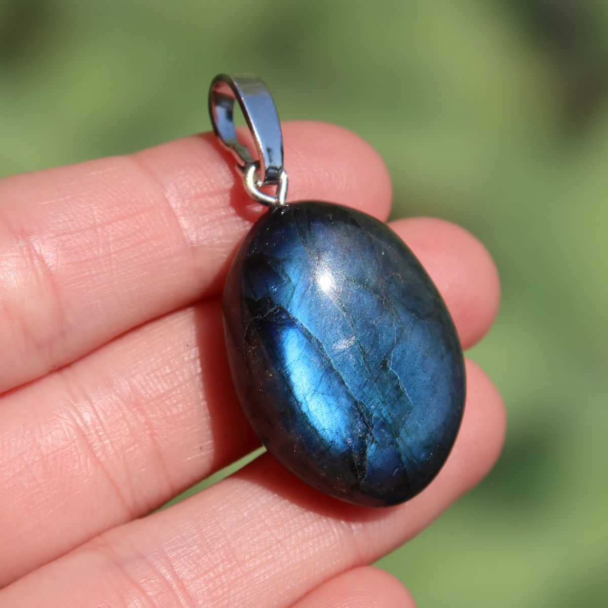 Natürlicher 1A Labradorit Anhänger, poliert mit Silberschlaufe 28mm - für Entspannung und Kreativität - UNIKAT Nr. 15