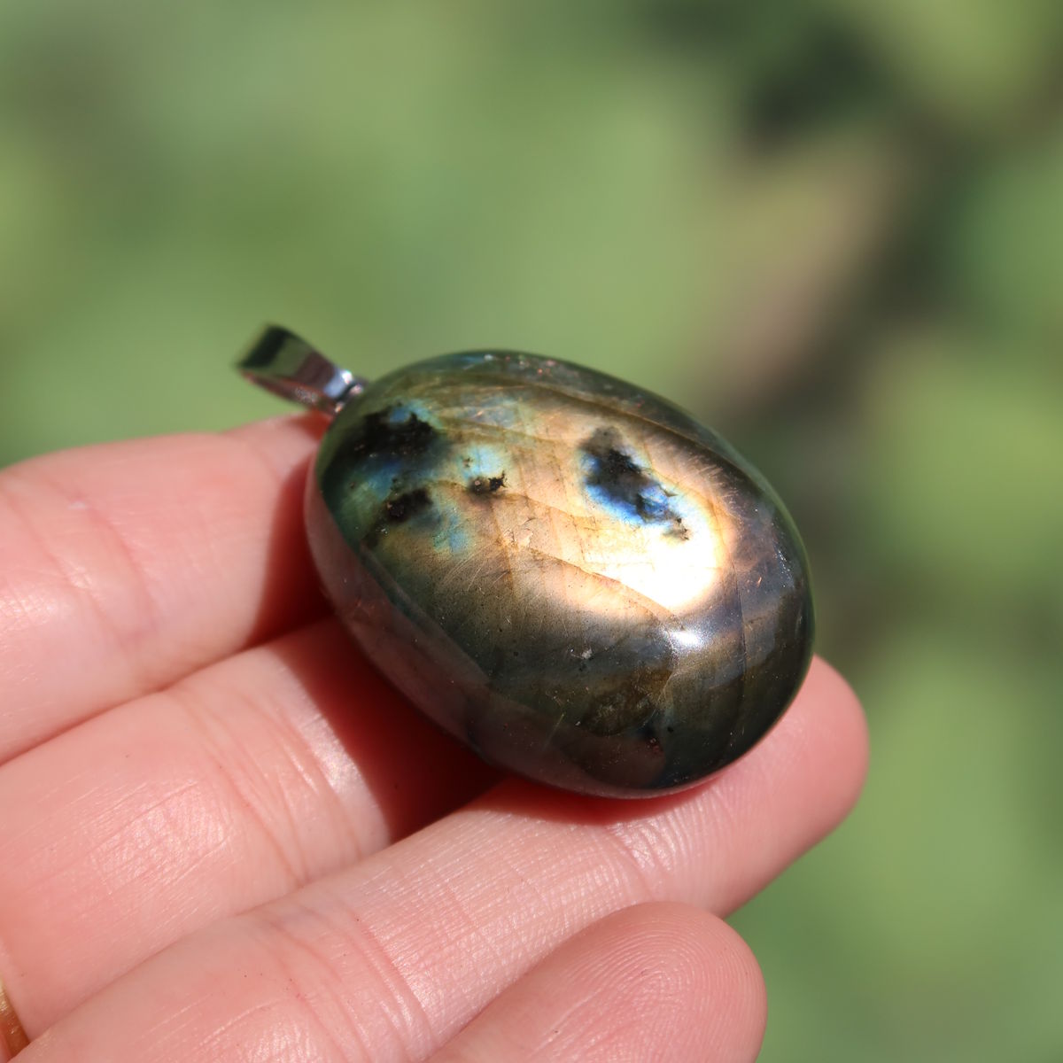 Natürlicher 1A Labradorit Anhänger, poliert mit Silberschlaufe 35mm - für Entspannung und Kreativität - UNIKAT Nr. 16