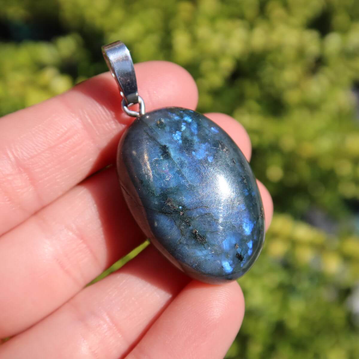 Natürlicher Labradorit Anhänger mit Silberschlaufe, schimmernd in Blau, für Entspannung und Kreativität - Steinwelten Online Shop.