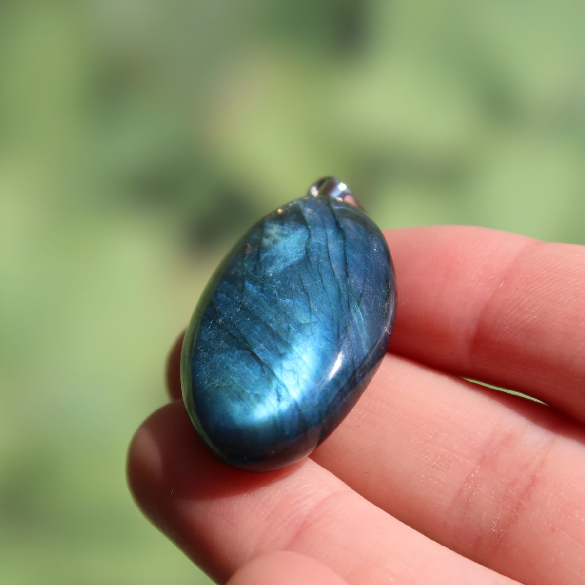 Natürlicher 1A Labradorit Anhänger, poliert mit Silberschlaufe 34mm - für Entspannung und Kreativität - UNIKAT Nr. 18