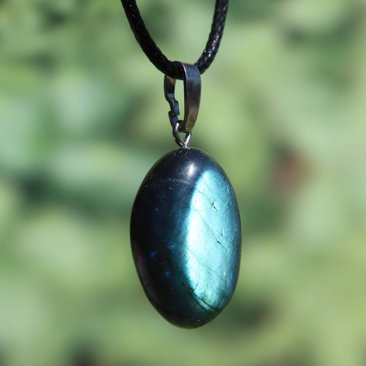 Natürlicher Labradorit Anhänger mit Silberschlaufe, einzigartiger Schimmer, 28mm Unikat, kaufen bei Steinwelten Onlineshop.