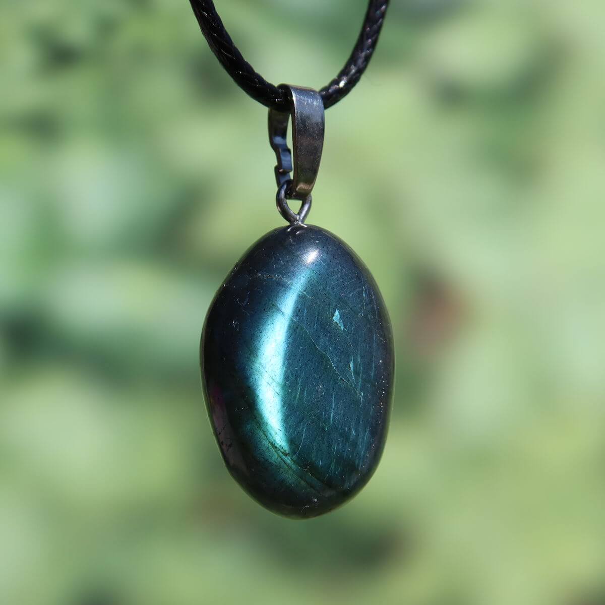 Natürlicher Labradorit Anhänger mit Silberschlaufe, einzigartiger Schimmer, 28mm Unikat, kaufen bei Steinwelten Onlineshop.