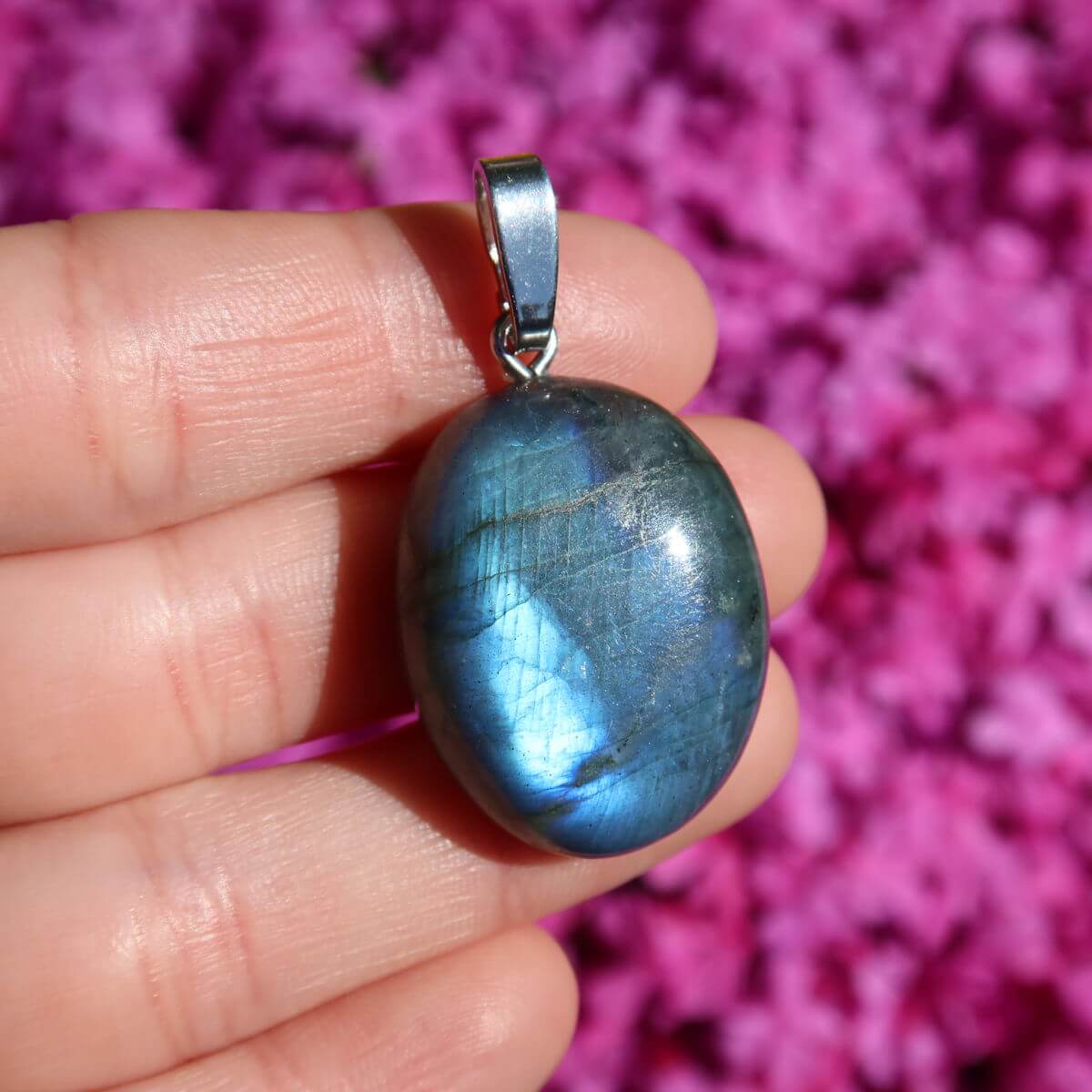 Natürlicher Labradorit Anhänger mit Silberschlaufe, blau schimmernd, handgehalten; erhältlich in Steinwelten, Wiener Neustadt und Graz.