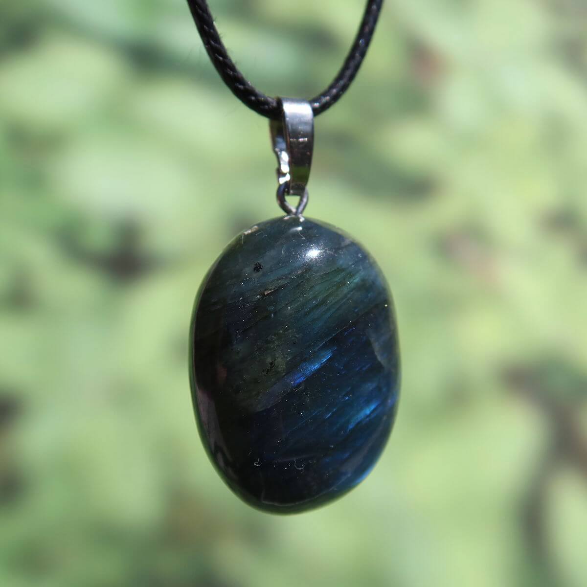 Natürlicher Labradorit Anhänger mit Silberschlaufe in Hand, einzigartiger Schimmer, Steinwelten Onlineshop Wiener Neustadt Graz