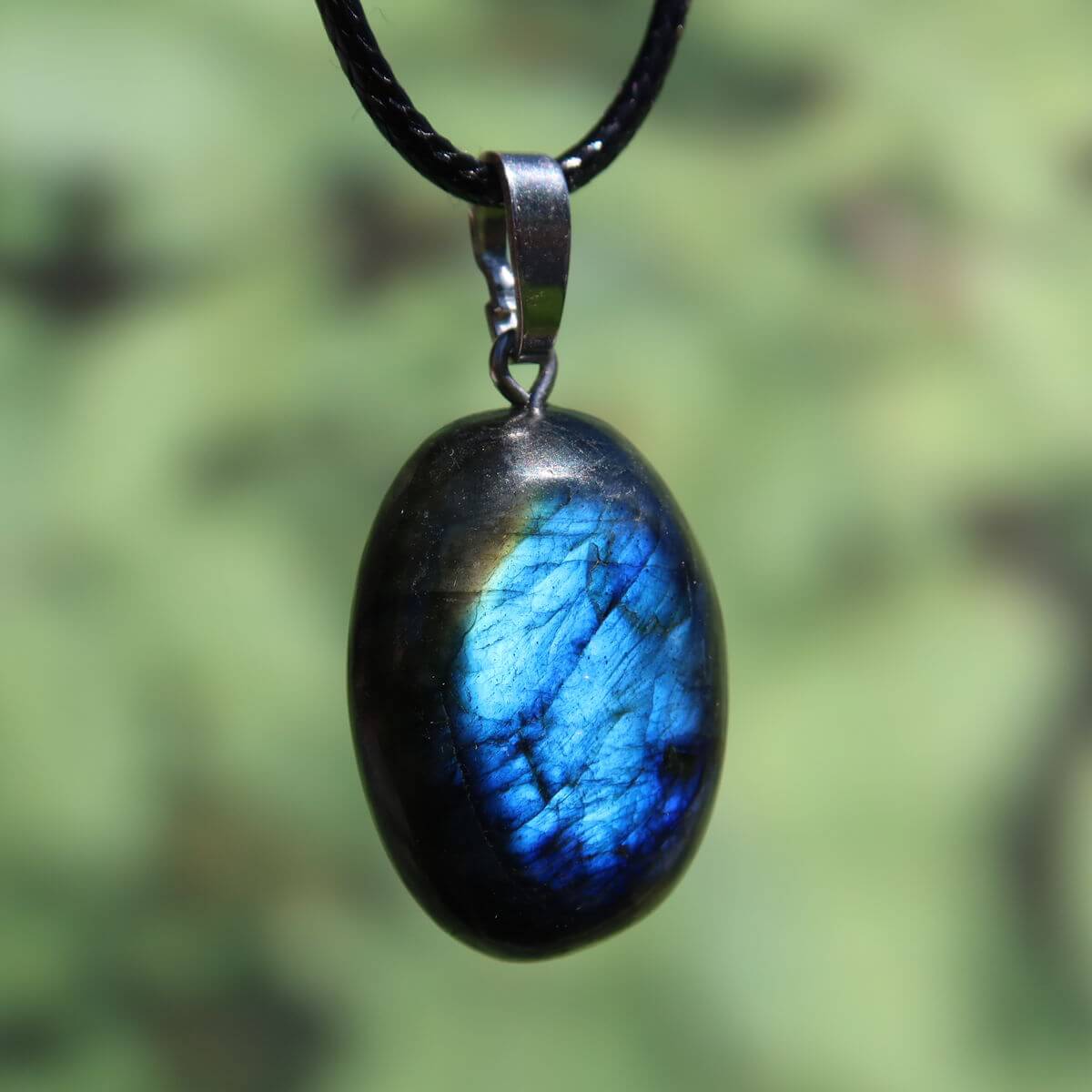 Natürlicher Labradorit Anhänger mit Silberschlaufe, einzigartiger Schimmer in Blau, erhältlich bei Steinwelten Onlineshop, kaufen in Graz.