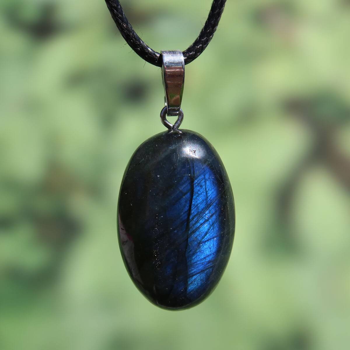 Natürlicher Labradorit Anhänger mit Silberschlaufe, 30mm schillernder Blauton für Entspannung und Kreativität - Steinwelten kaufen