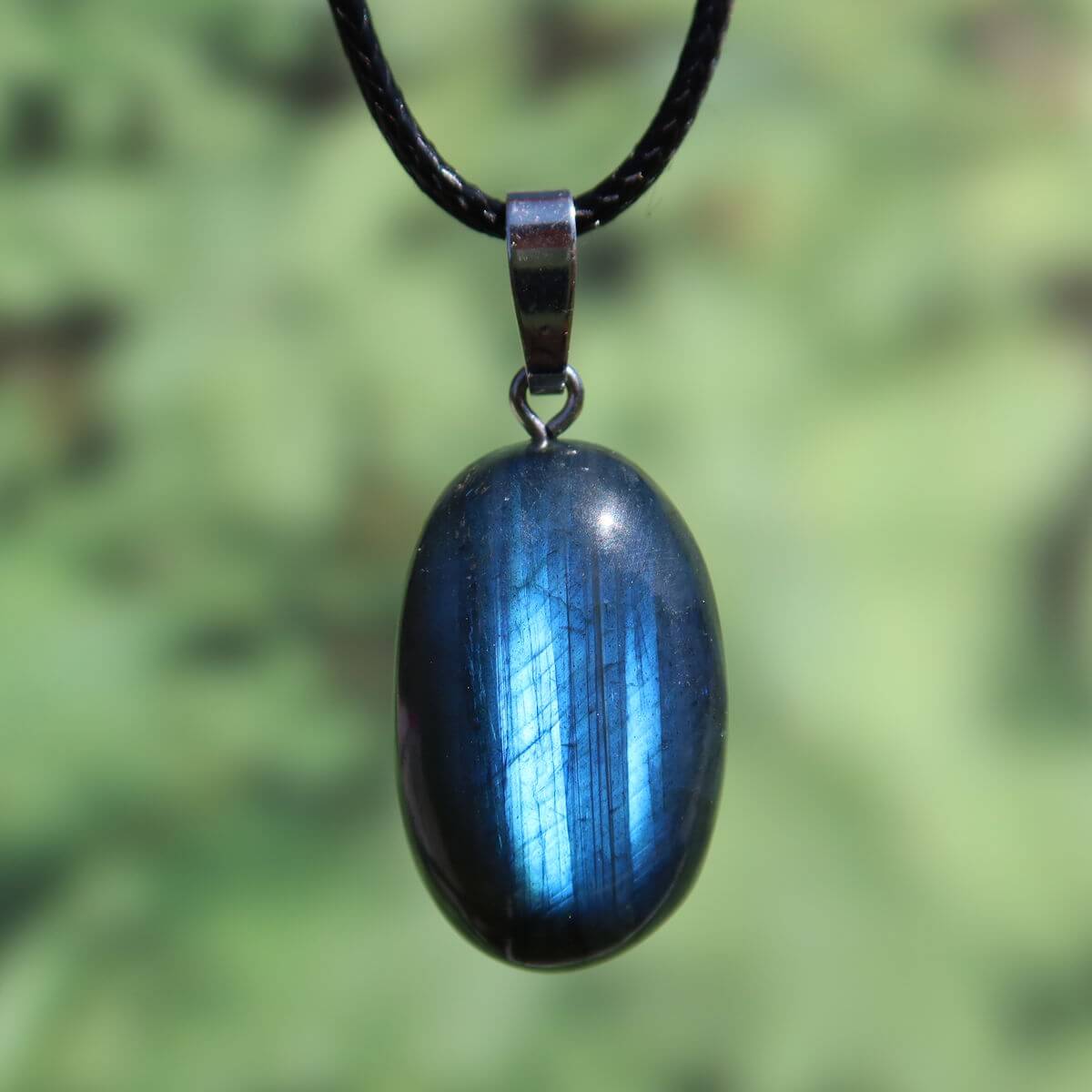 Natürlicher 1A Labradorit Anhänger mit Silberschlaufe 30mm, schimmernde Farben, erhältlich bei Steinwelten Onlineshop in Graz und Wiener Neustadt