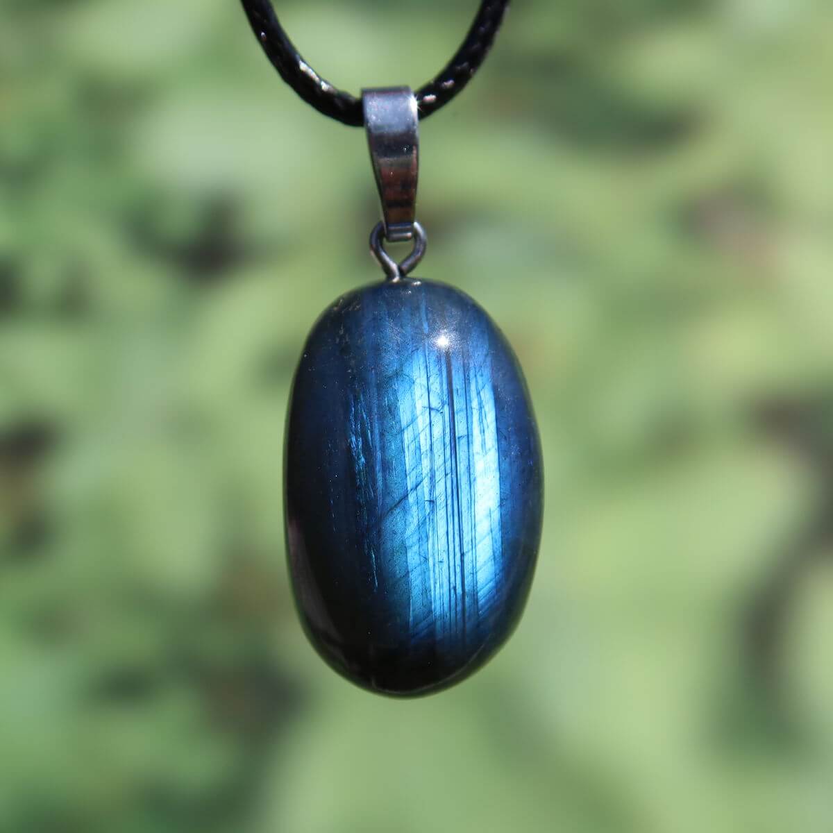 Natürlicher 1A Labradorit Anhänger mit Silberschlaufe 30mm, schimmernde Farben, erhältlich bei Steinwelten Onlineshop in Graz und Wiener Neustadt