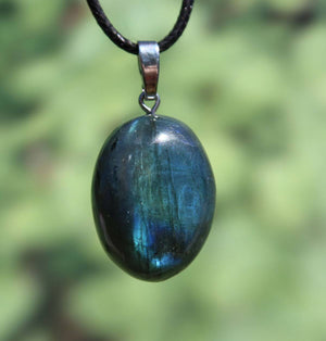 Natürlicher Labradorit Anhänger, 30mm, poliert mit Silberschlaufe, Blauer Schimmer, Labradoreszenz, online bestellen, Heilstein Schmuck