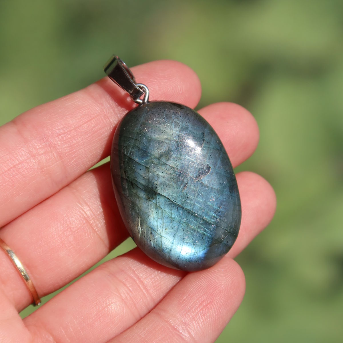 Natürlicher 1A Labradorit Anhänger, poliert mit Silberschlaufe 35mm - für Entspannung und Kreativität - UNIKAT Nr. 3 in Hand