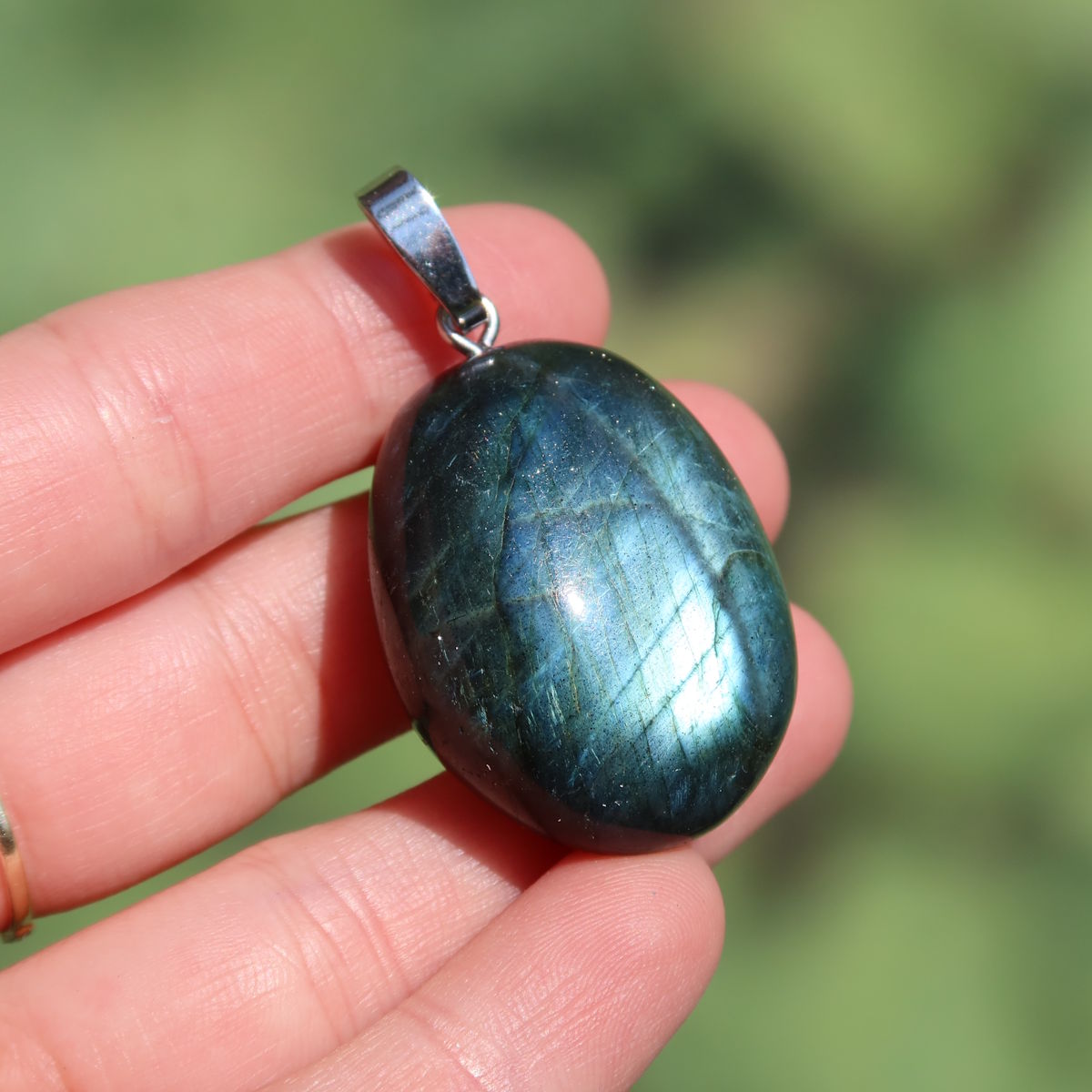 Natürlicher 1A Labradorit Anhänger, poliert mit Silberschlaufe 32mm - für Entspannung und Kreativität - UNIKAT Nr. 5 in Hand.