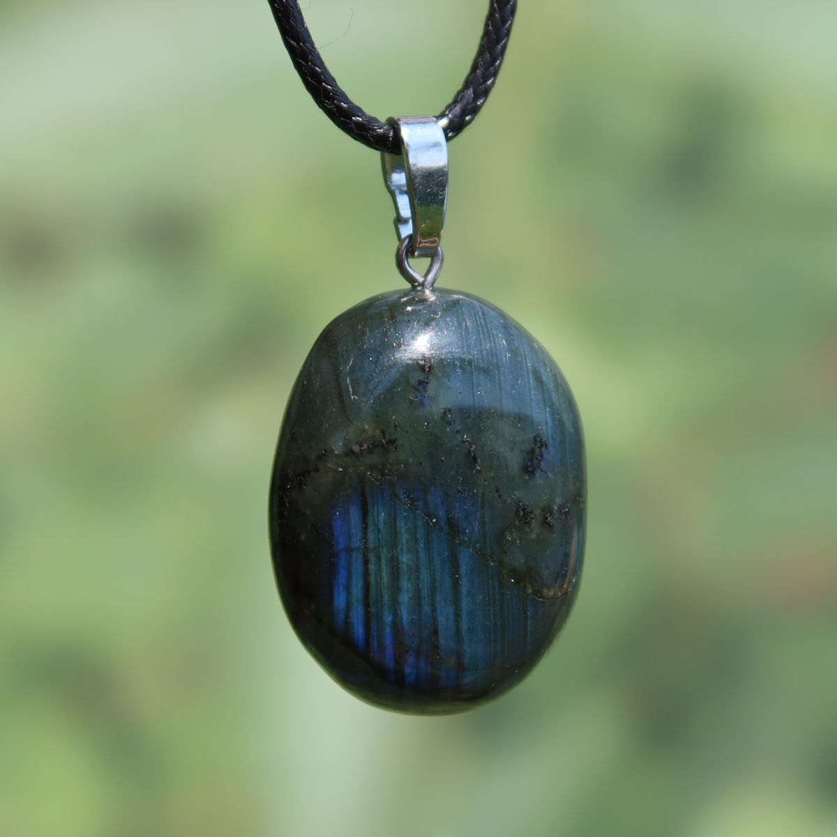 Natürlicher 1A Labradorit Anhänger, poliert mit Silberschlaufe 33mm - für Entspannung und Kreativität - UNIKAT Nr. 6 in Handansicht