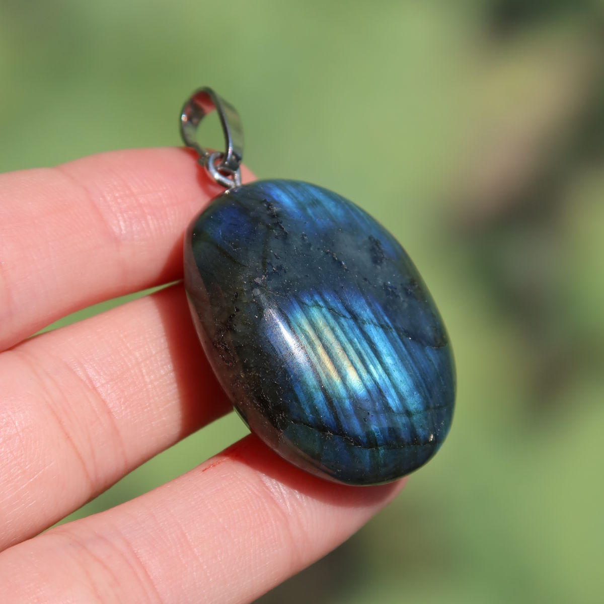 Natürlicher 1A Labradorit Anhänger, poliert mit Silberschlaufe 33mm - für Entspannung und Kreativität - UNIKAT Nr. 6 in Handansicht