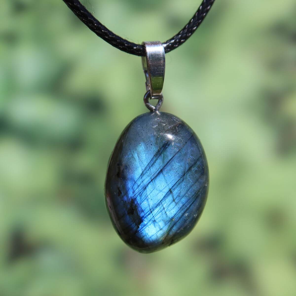 Natürlicher Labradorit Anhänger mit Silberschlaufe, schimmernd in Blau, Grün und Gold, idealer Heilstein-Schmuck zum Online Bestellen