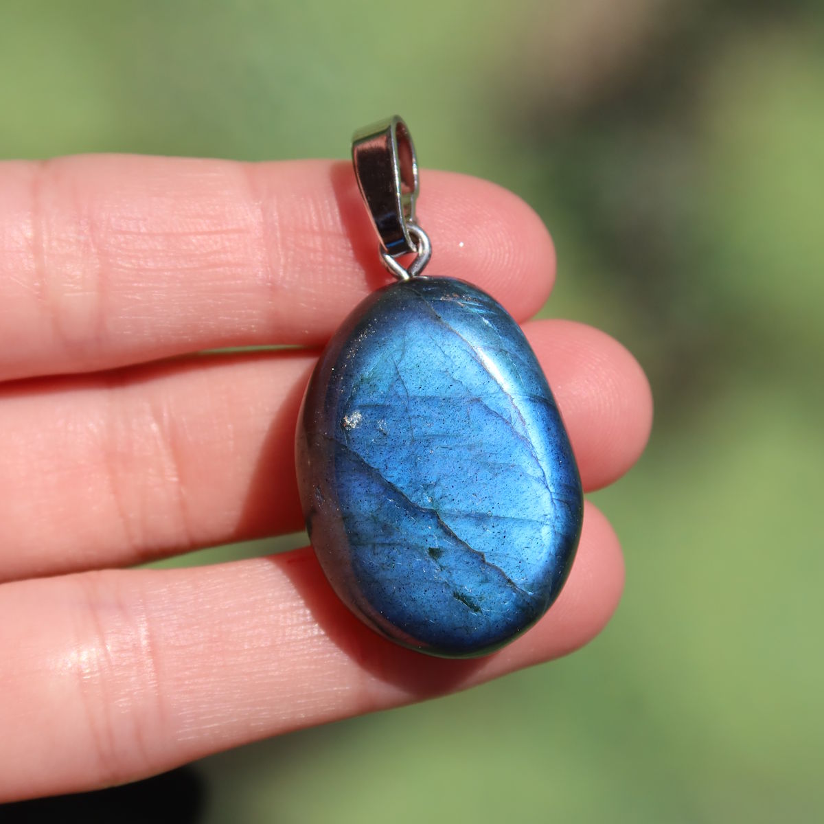 Natürlicher 1A Labradorit Anhänger, poliert mit Silberschlaufe 29mm - für Entspannung und Kreativität - UNIKAT Nr. 7