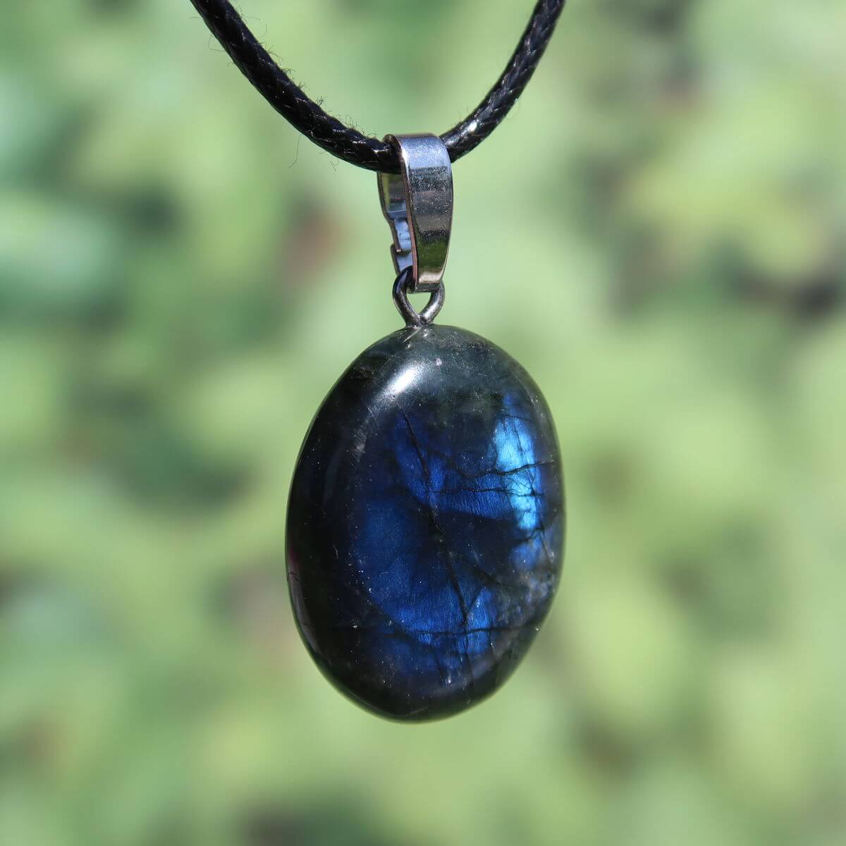 Natürlicher Labradorit Anhänger mit Silberschlaufe 28mm, zeigt blauen Schimmer; idealer Schmuck für Entspannung und Kreativität.