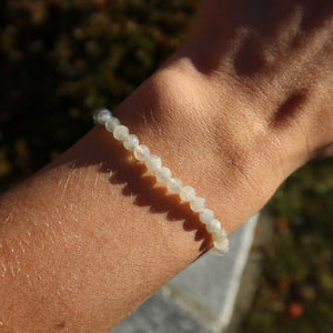 Labradorit facettiert Edelstein Armband - 1 Stück - in Varianten 4-6 oder 8mm auf Handgelenk, fördert Intuition und Meditation