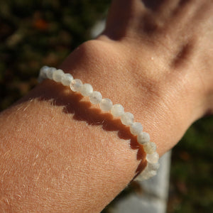 Labradorit facettiert Edelstein Armband - 1 Stück - in Varianten 4-6 oder 8mm auf Handgelenk getragen