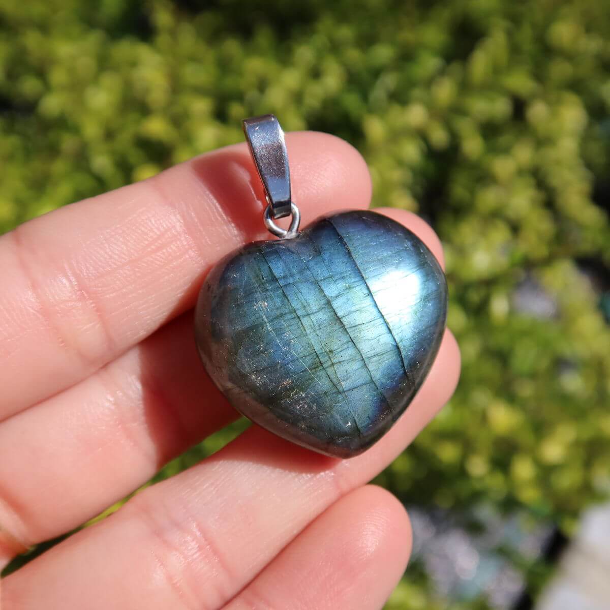 Labradorit Herz Anhänger 25mm glänzend in Blau- und Grüntönen, symbolisiert Intuition und Spiritualität, einzigartiges Unikat Design.