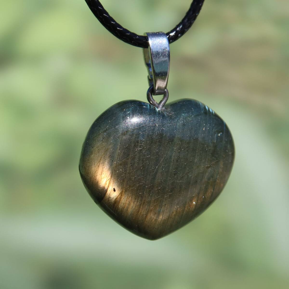 Labradorit Herz Anhänger 24mm mit leuchtenden Blau- und Goldtönen, symbolisiert Intuition und Spiritualität, UNIKAT Nr. 41.