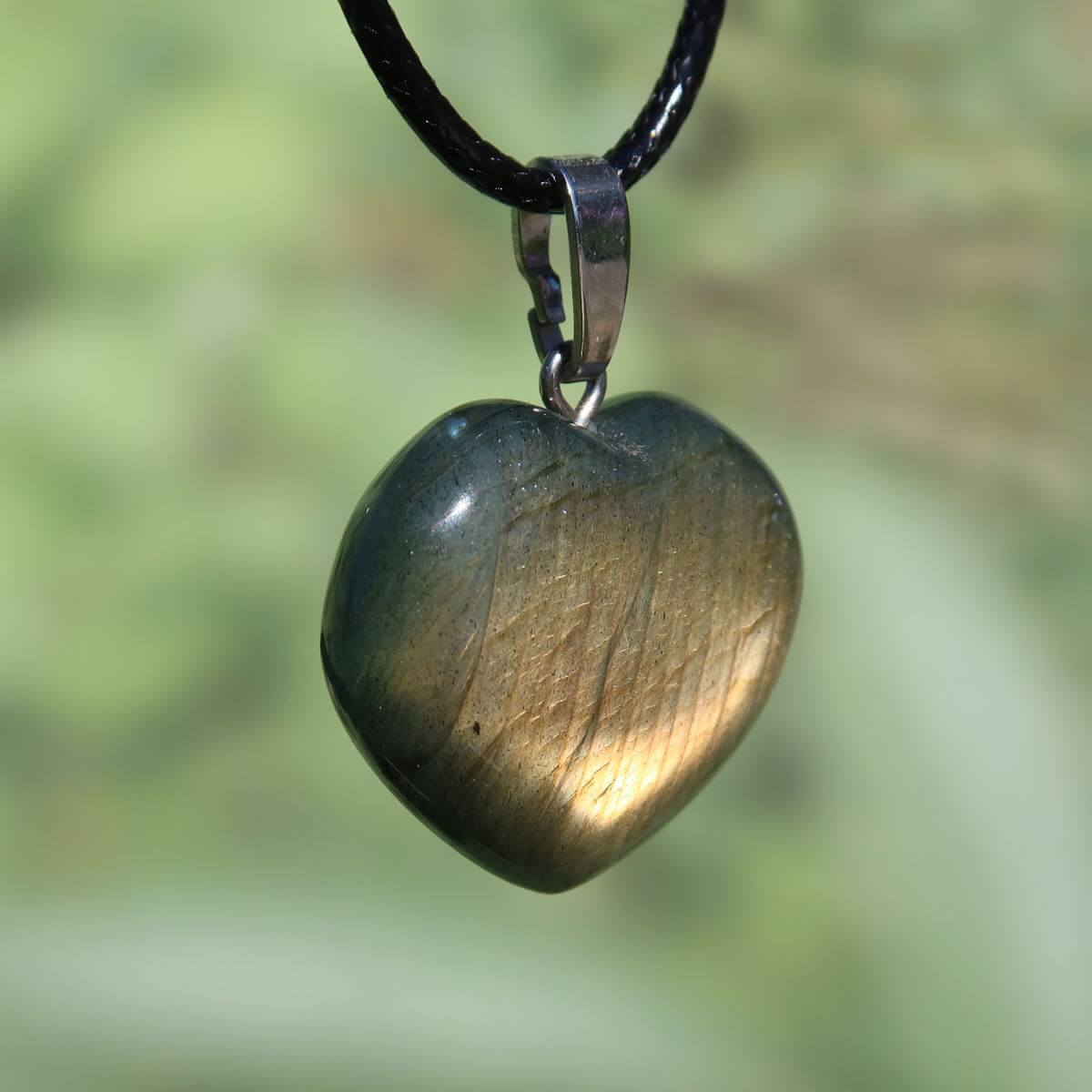 Labradorit Herz Anhänger 24mm mit leuchtenden Blau- und Goldtönen, symbolisiert Intuition und Spiritualität, UNIKAT Nr. 41.