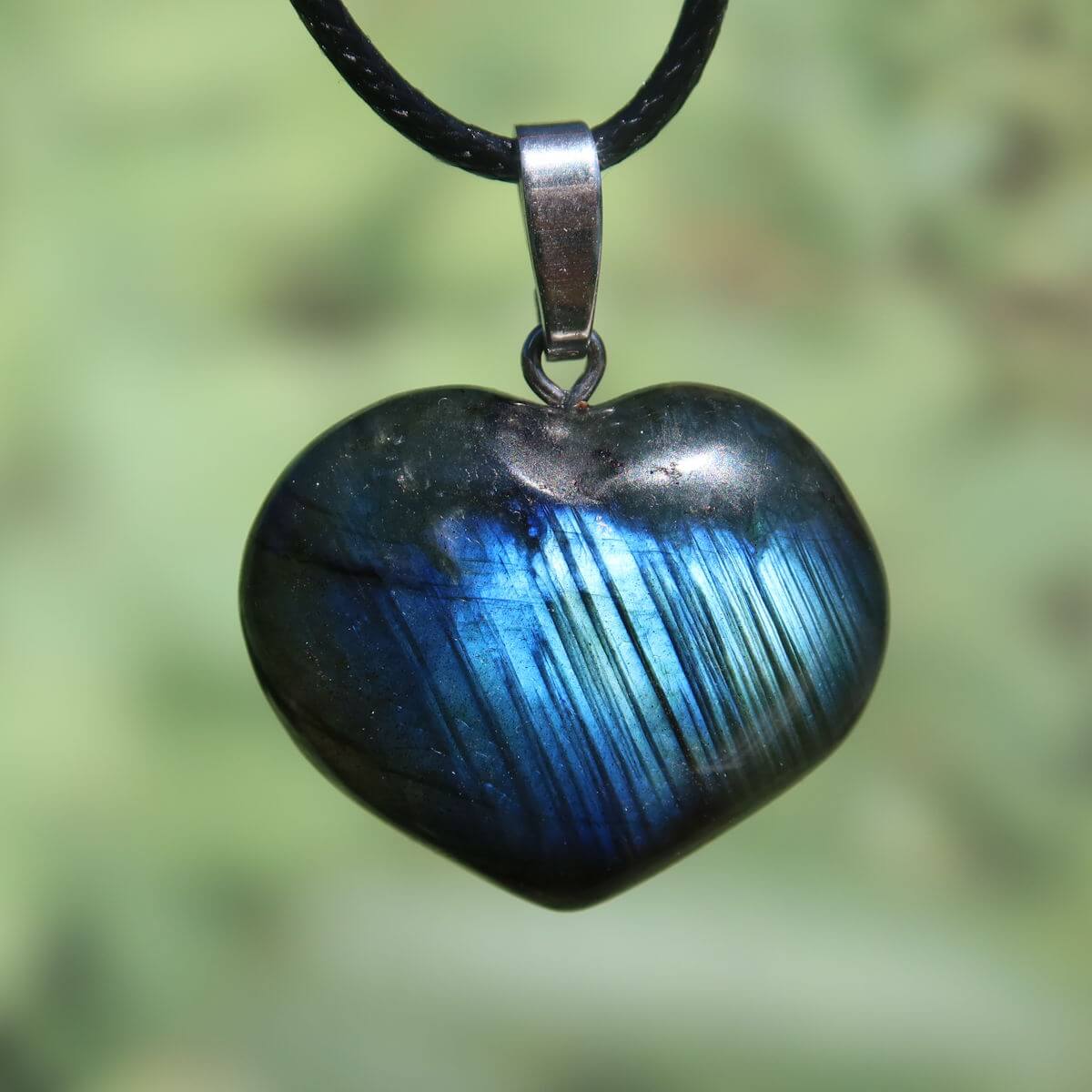 Labradorit Herz Anhänger 25mm in Blau für Intuition und Spiritualität, UNIKAT Nr. 50, einzigartiges Edelstein Schmuckstück.