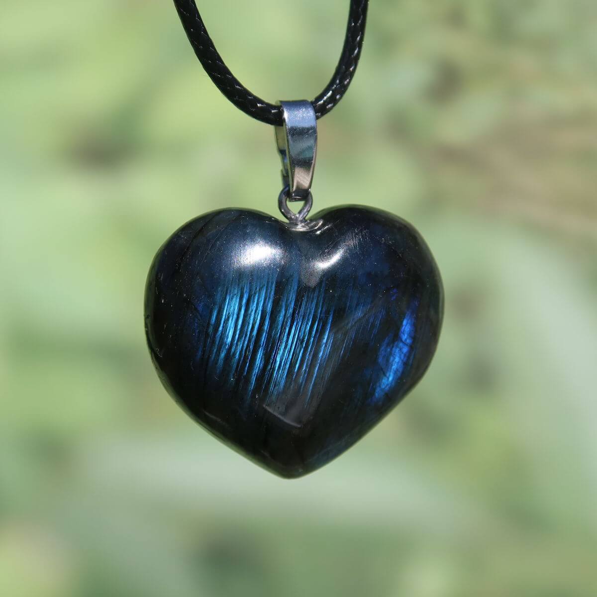 Labradorit Herz Anhänger 30mm mit schimmernden Blau- und Grüntönen, einzigartiges Unikat Schmuckstück für Intuition und Spiritualität.